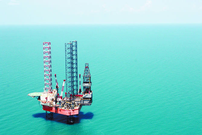 ​Cae petróleo mexicano al precio más bajo en un mes