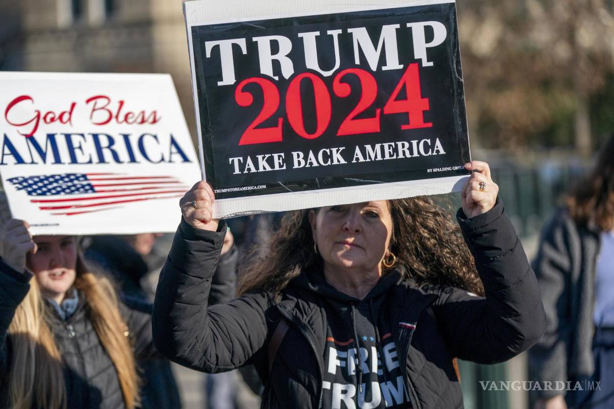 $!Partidarios del expresidente Donald J. Trump frente a la Corte Suprema mientras los jueces escuchan los argumentos en Trump vs. Anderson en Washington, DC.