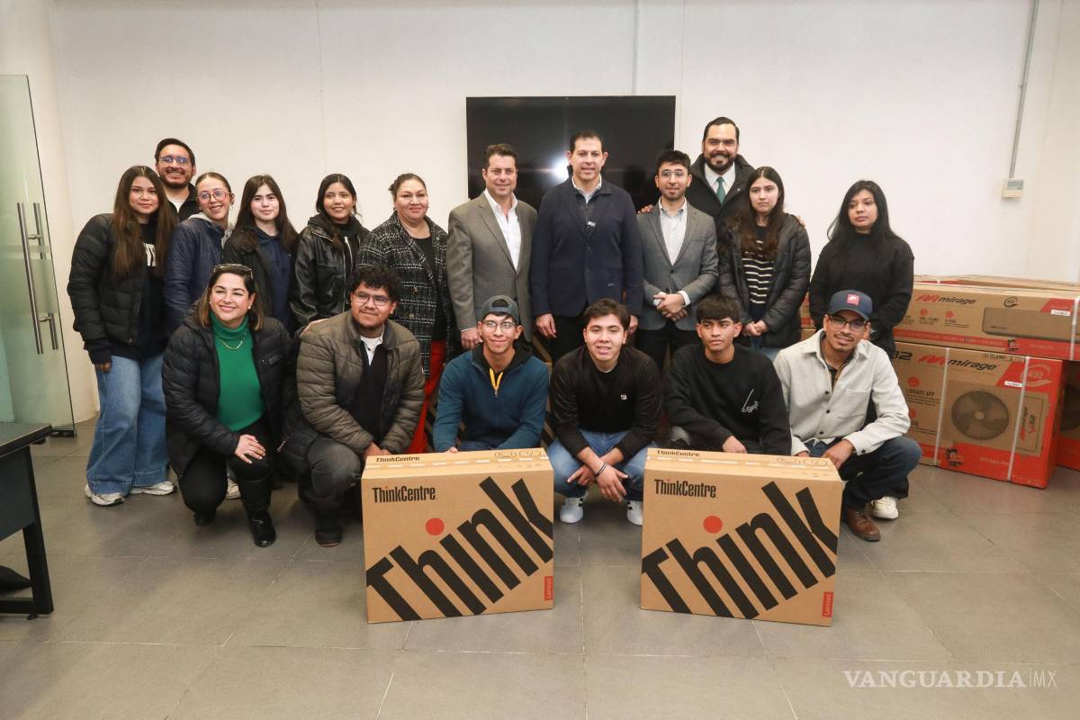 $!Durante la ceremonia se entregaron 25 computadoras y 5 equipos de aire acondicionado al plantel.