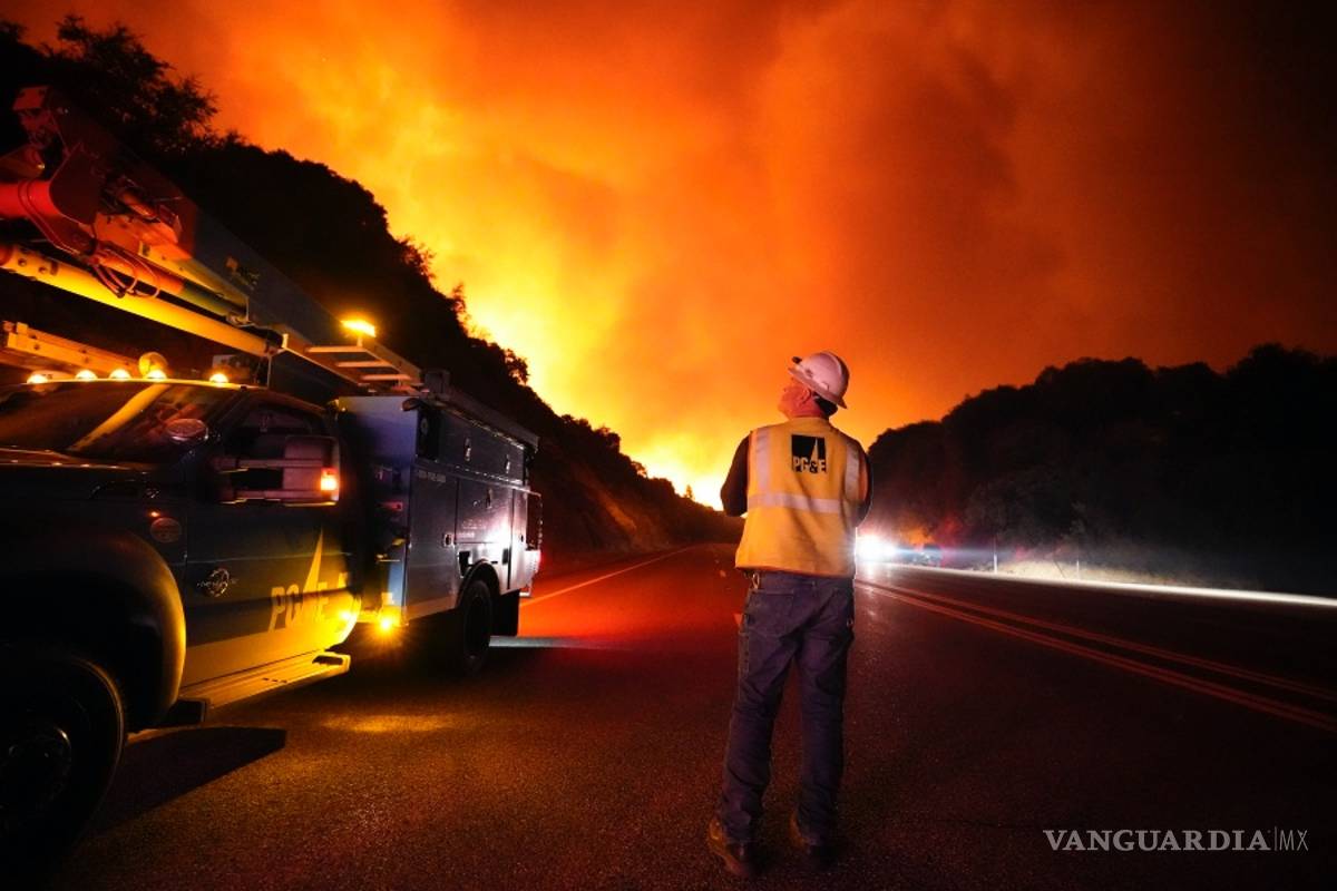 $!Incendios forestales deja 3 muertos en California y amenaza a miles de casas