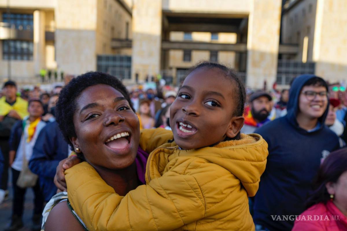 $!Los partidarios del presidente Gustavo Petro celebran después de su ceremonia de toma de posesión en la plaza de Bolívar en Bogotá, Colombia.