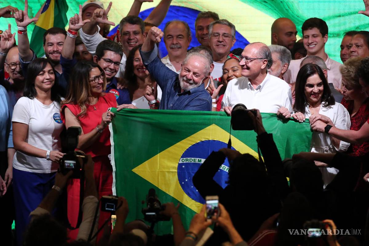 $!El expresidente brasileño Luiz Inácio Lula da Silva pronuncia un discurso tras su triunfo en la segunda vuelta de las elecciones, en Sao Paulo (Brasil).
