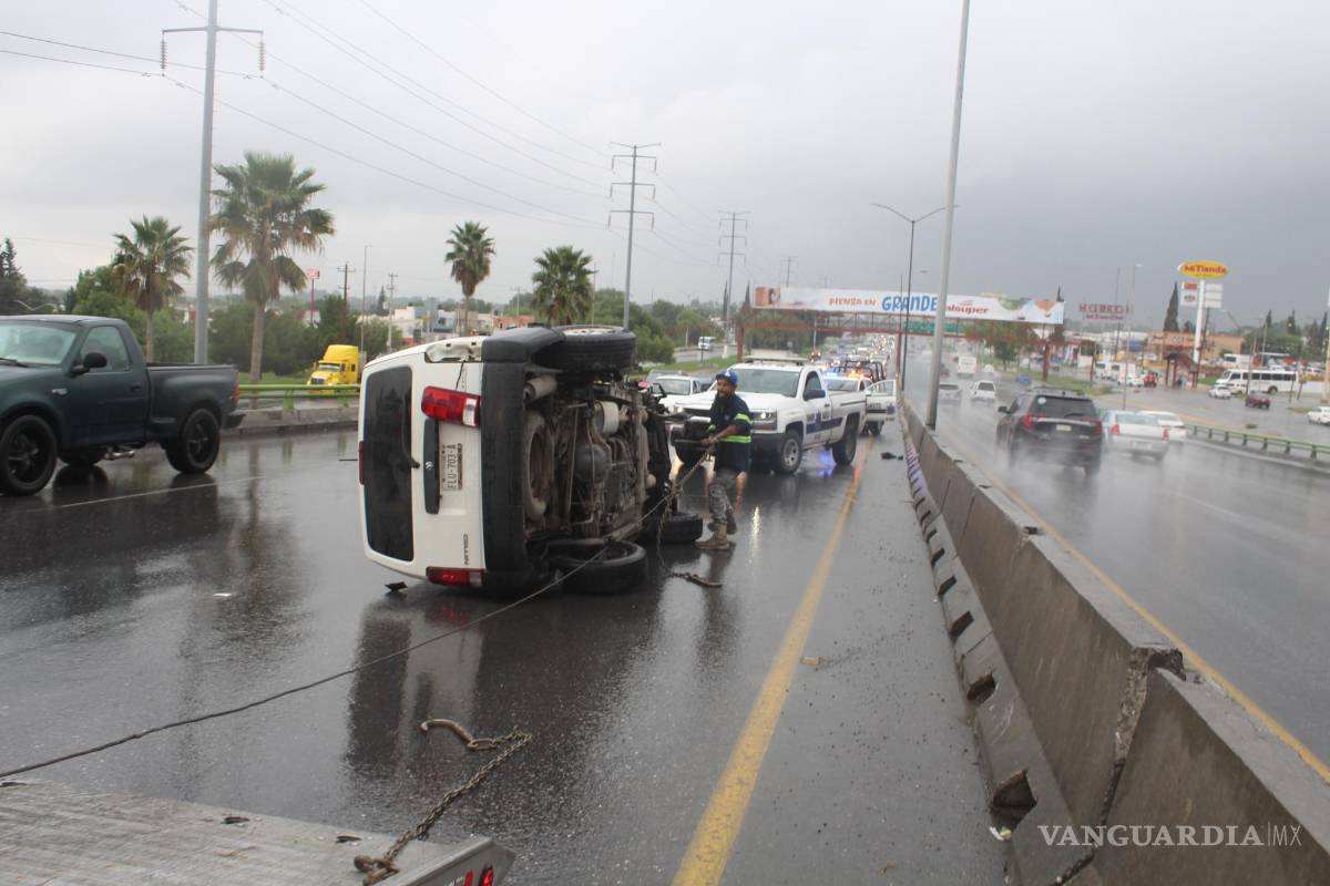 Lluvias y cansancio provocan que joven termine volcado, al oriente de Saltillo