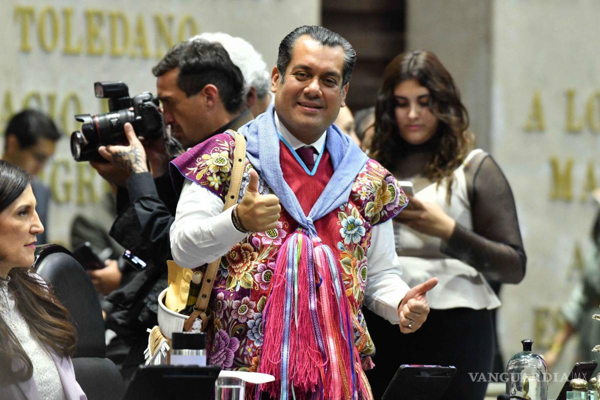 $!Sergio Gutiérrez Luna, presidente de la mesa directiva con un traje típico de Zinacantán, antes de la discusión del desafuero de Cuauhtémoc Blanco.