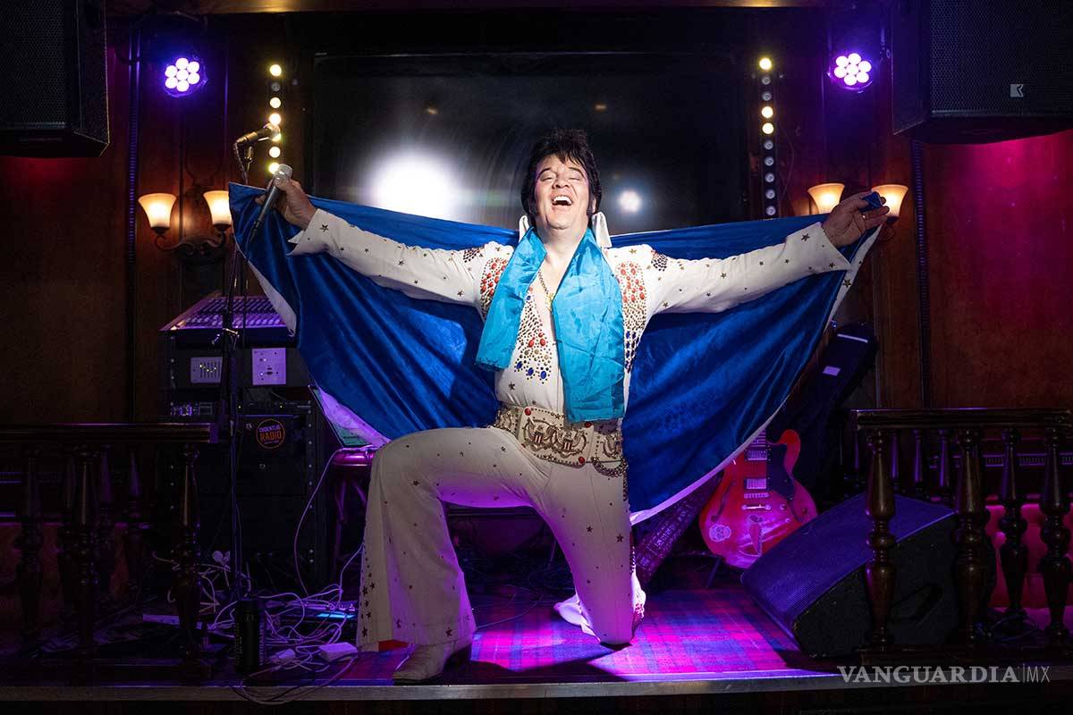 Rompe récord imitador de Elvis Presley al cantar durante 50 horas seguidas