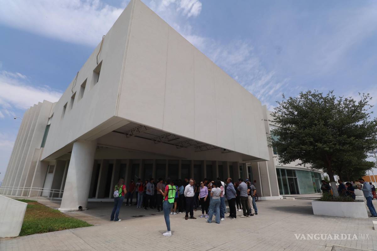 $!Personal académico, administrativo y estudiantes participaron en el simulacro realizado en la Infoteca de Ciudad Universitaria, con un tiempo de evacuación inferior a los tres minutos previstos.