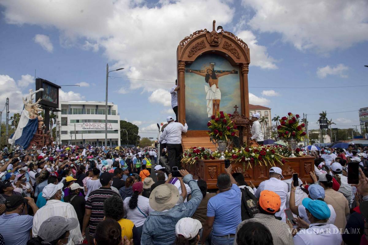 $!Feligreses participan en el viacrucis del Viernes Santo, en Managua (Nicaragua).