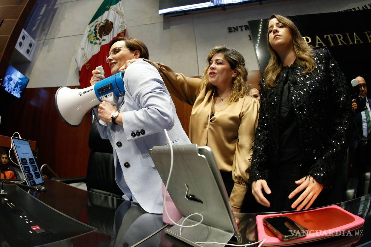 $!La senadora panista Lilly Téllez se manifestó con un megáfono para oponerse a la designación de Juan Antonio Ferrer como embajador y representante ante la ONU para la educación, quien se desempeñó en el sexenio de López Obrador como titular del INSABI.