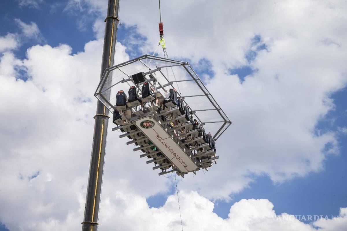$!Periodistas e invitados asisten a una presentación para la prensa de un bar-restaurante suspendido en una góndola sobre el estadio Roland Garros en París.