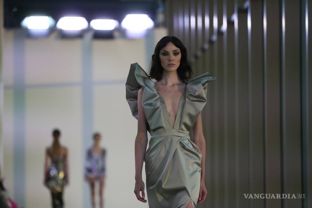 $!Una modelo luce creaciones de la diseñadora mexicana Alexia Ulibarri en el segundo día de actividades del Mercedes-Benz Fashion Week, en CDMX.