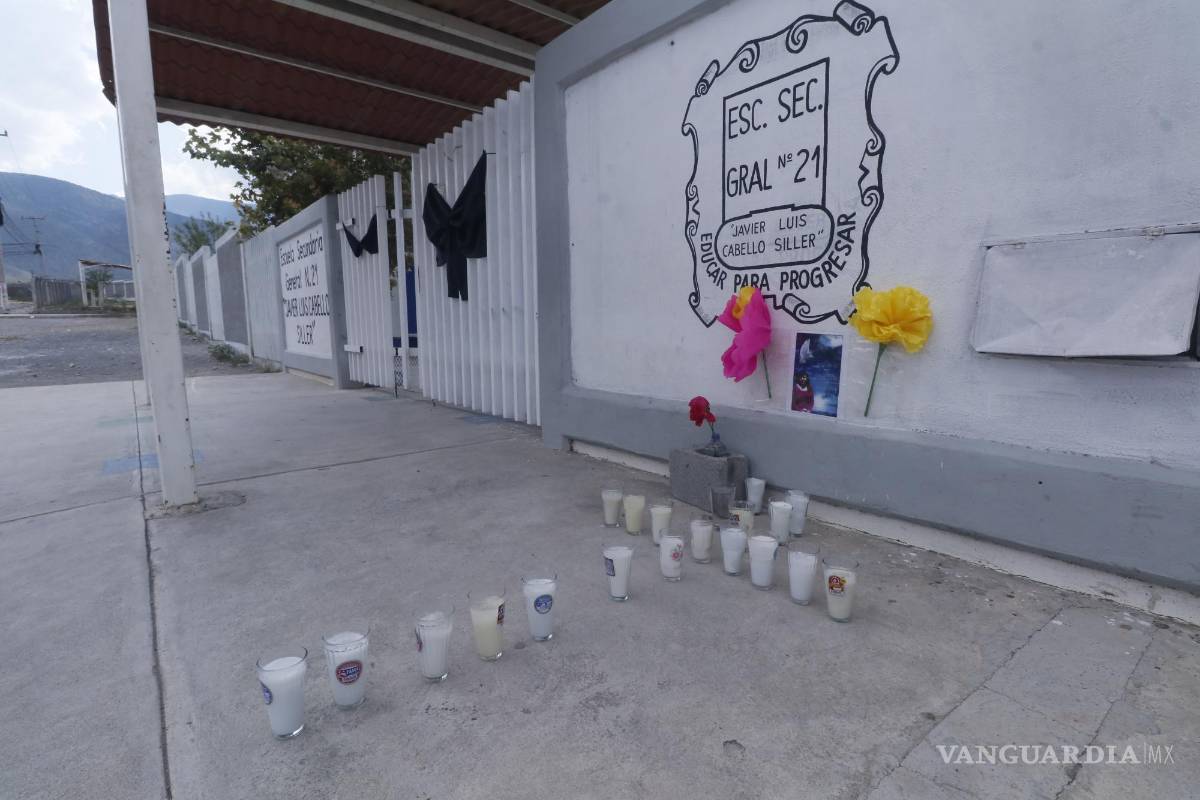 Despiden con ofrenda a maestra fallecida en secundaria al oriente de Saltillo