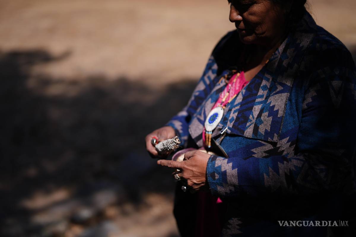 $!Norma Meza Calles habla de la importancia sagrada de la cercana montaña Kuuchamaa en un centro de bienestar el viernes 1 de mayo de 2026 en Tecate.