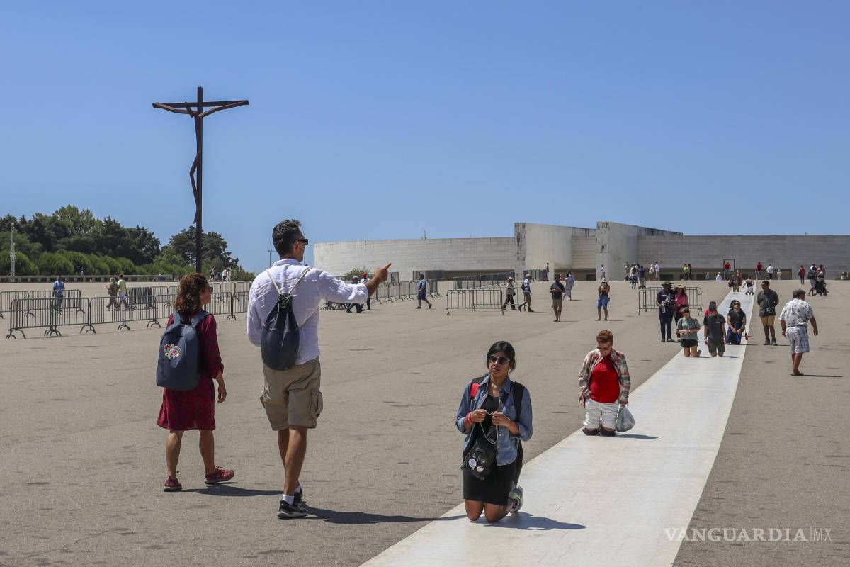 $!Devotos en el Santuario de Fátima, Portugal. Está todo listo. El santo padre puede llegar esta noche que ya le podemos recibir, bromea el sacerdote Joaquim Ganhão.