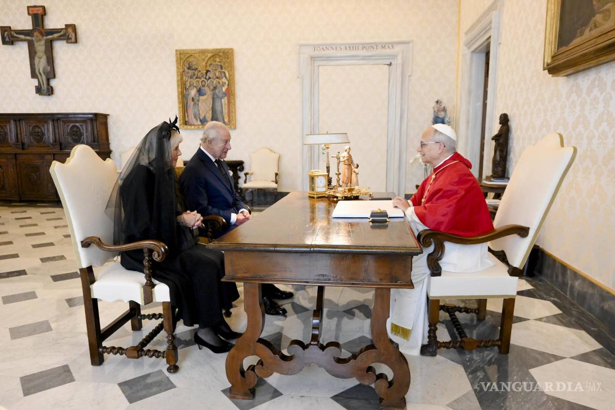 $!El Papa León XIV hablando con el rey Carlos III de Gran Bretaña (segundo a la izquierda) y la reina Camila durante su reunión en la Ciudad del Vaticano.