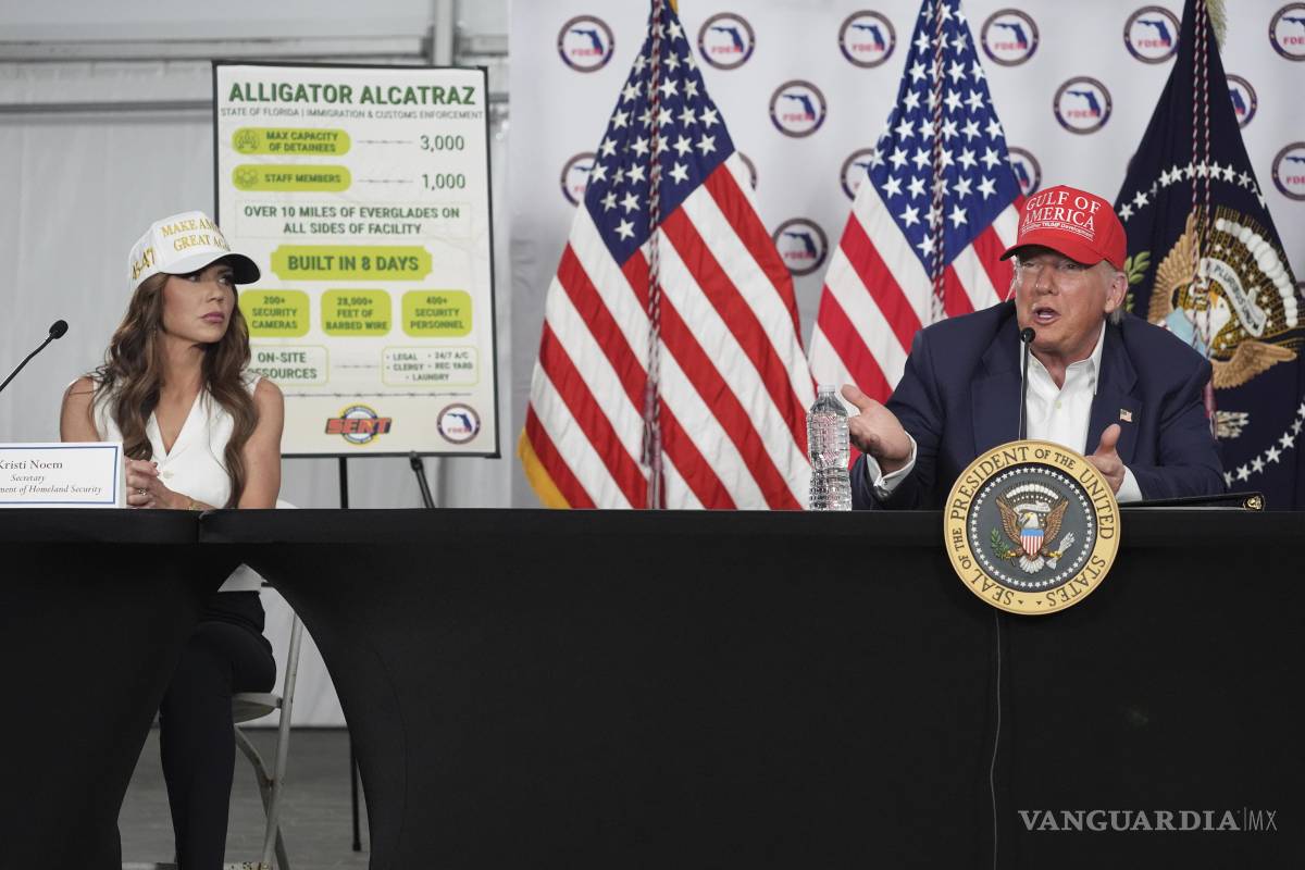 $!Donald Trump habla durante una mesa redonda en “Alligator Alcatraz”, un nuevo centro de detención de migrantes en Ochopee, Florida.