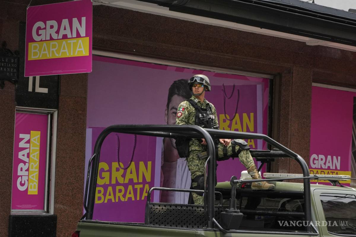 $!Un soldado patrulla una calle en el centro de Ciudad de México. Ciudad de México ocupó en mayo el tercer lugar por casos de extorsión entre los 32 estados.