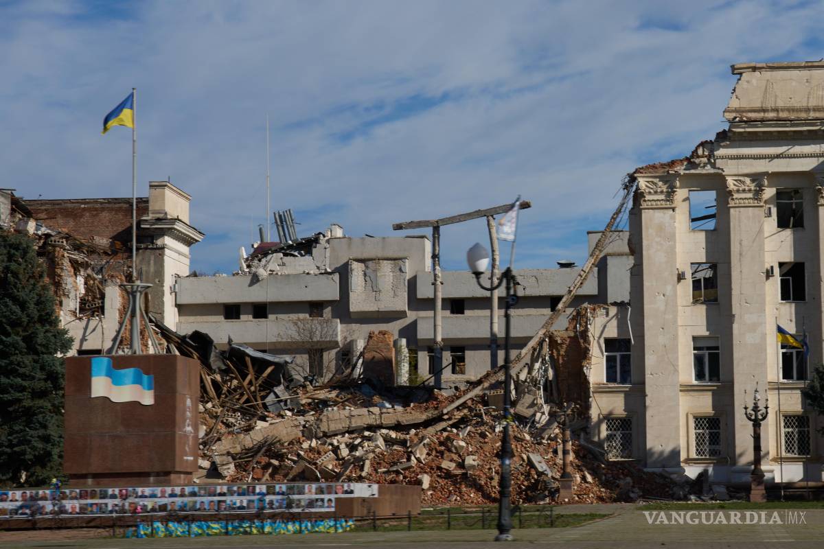 $!El edificio de la administración regional, en la plaza principal de la ciudad de Jersón quedó parcialmente destruido tras los constantes bombardeos rusos.