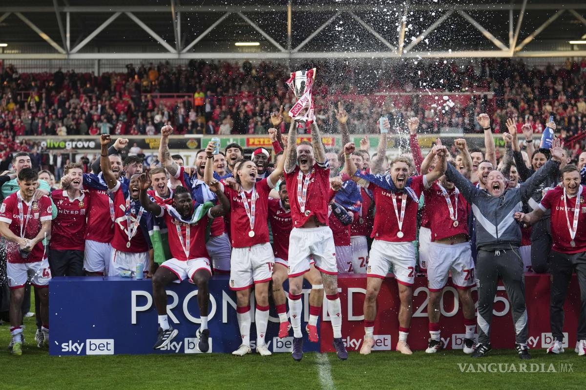 $!Wrexham celebraron el título conseguido ante el Charlton Athletic.
