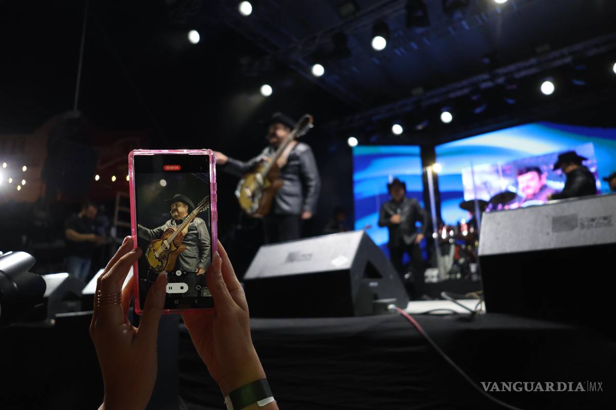 $!Grupo Pesado se presenta ‘Frente a Frente’ ante miles de seguidores en Saltillo