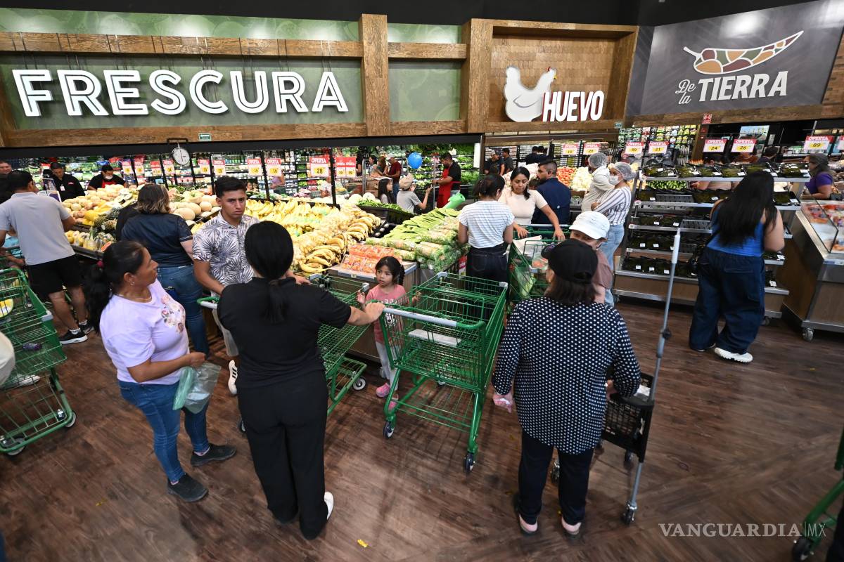 $!Tras la ceremonia inaugural, los primeros clientes recorrieron las instalaciones de Alsuper Plus Toreo. FOTO: OMAR SAUCEDO