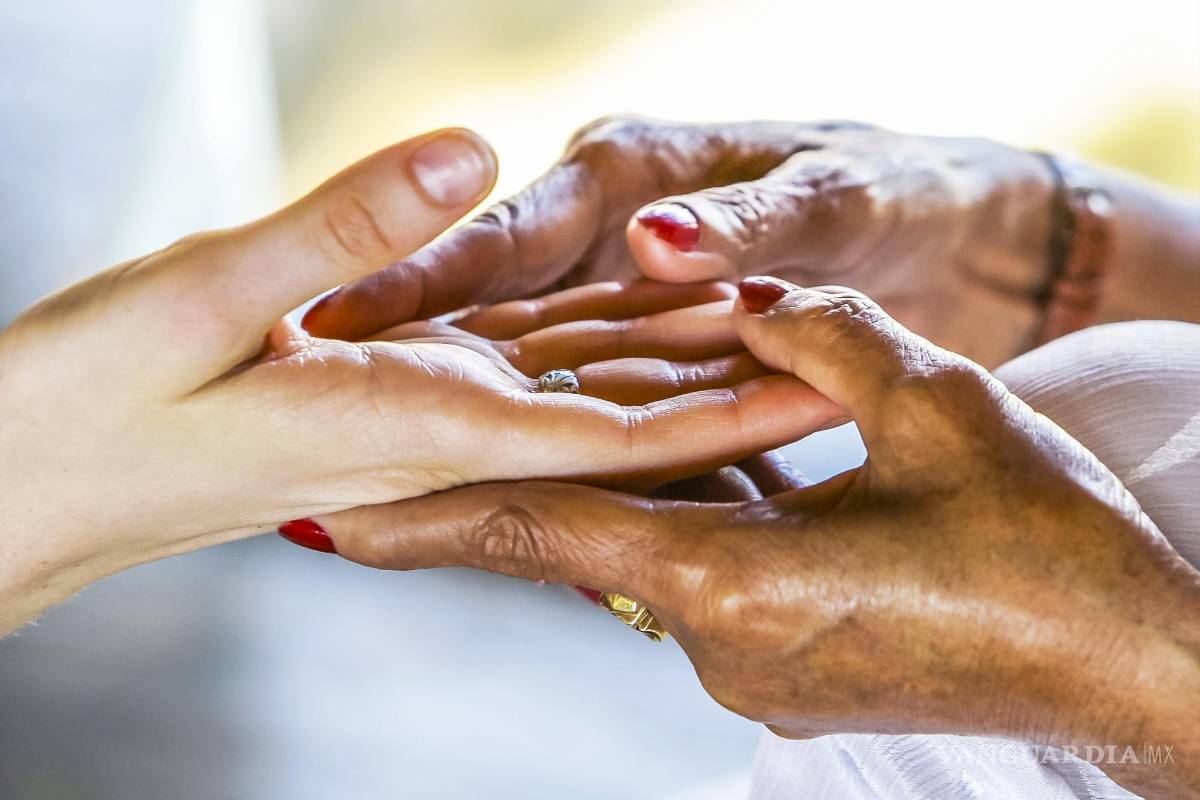 Gitanas ‘cazan’ clientesen plaza Manuel Acuña de Saltillo; si te niegas te llevas un mal augurio