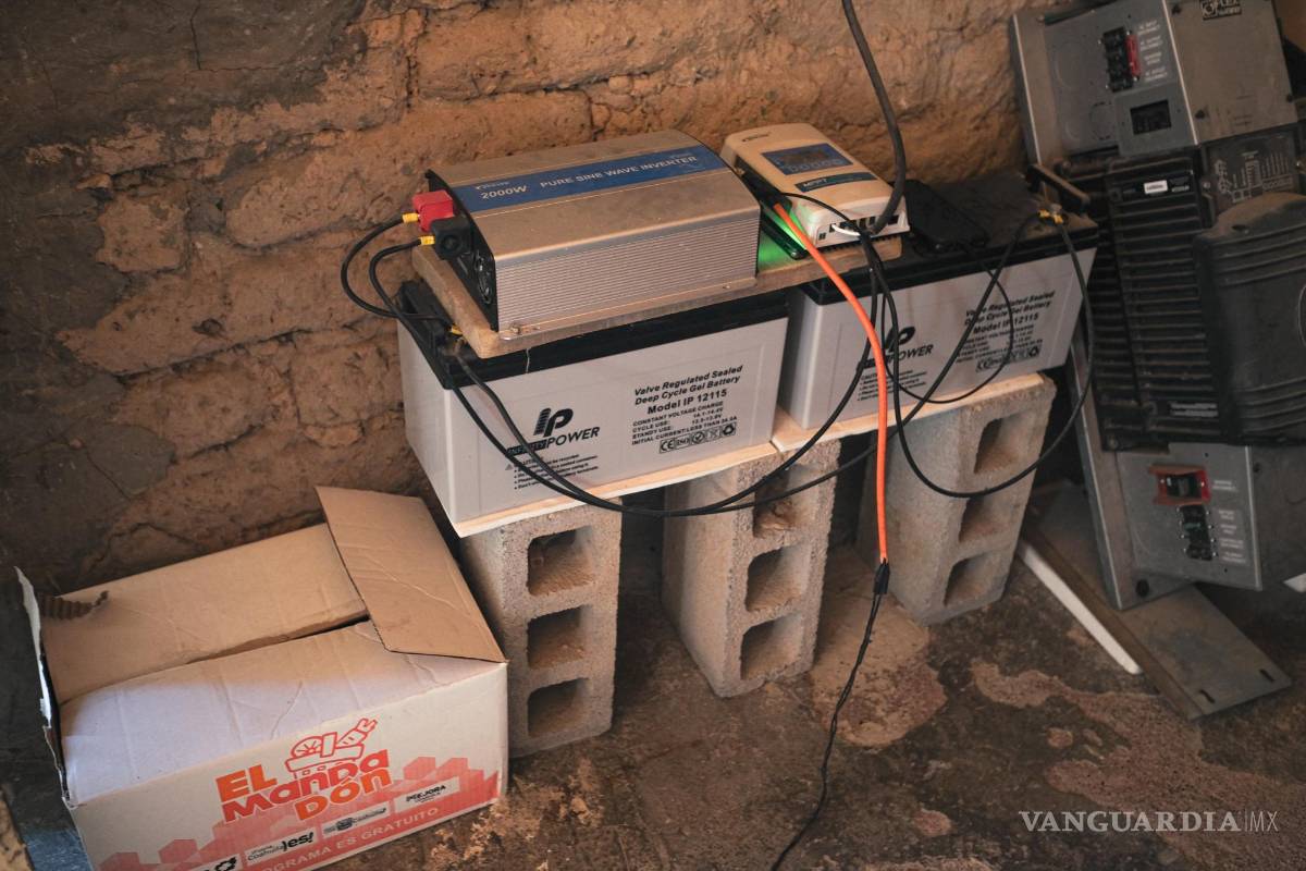 $!Las baterías para entregaron para 15 familias de Tuxtepec pudiera tener luz en sus casas