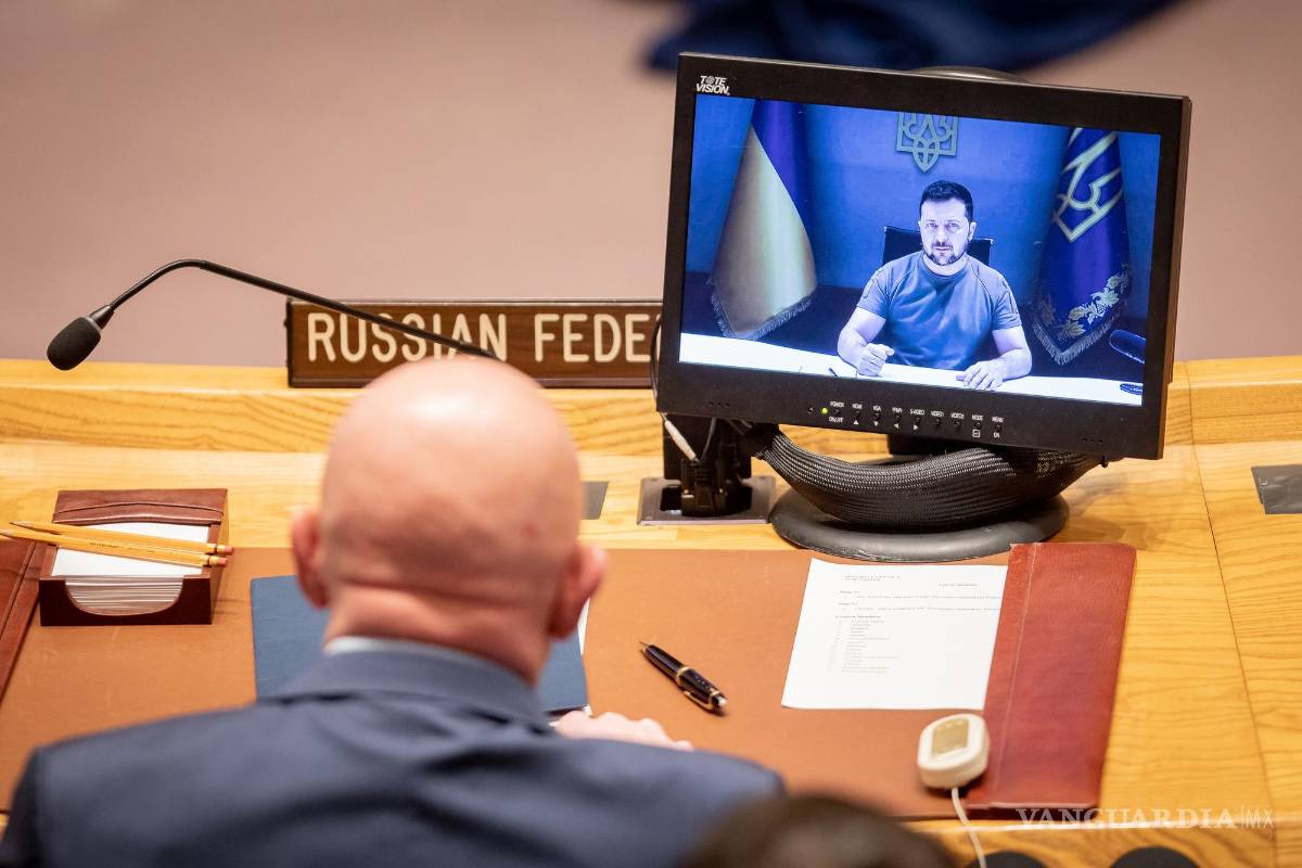 $!El representante de Rusia, Vasili Nebenzia (abajo) observa la intervención del presidente ucraniano Volodímir Zelenski ante el Consejo de Seguridad de la ONU.