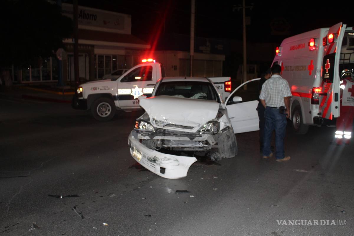 No respeta semáforo y choca durante la madrugada al norte de Saltillo