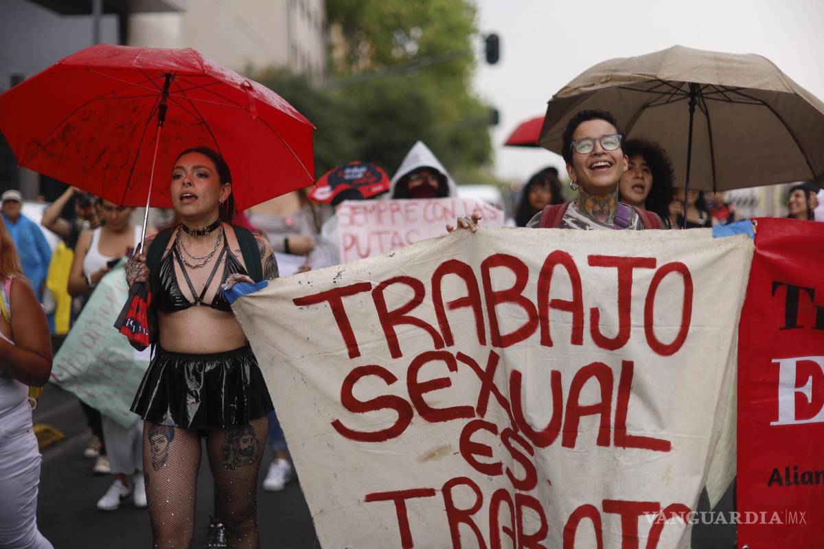$!Personas que se dedican al trabajo sexual en México marcharon por el centro de CDMX para exigir el reconocimiento legal de su labor, acceso a seguridad social y el cese de la violencia en su contra.