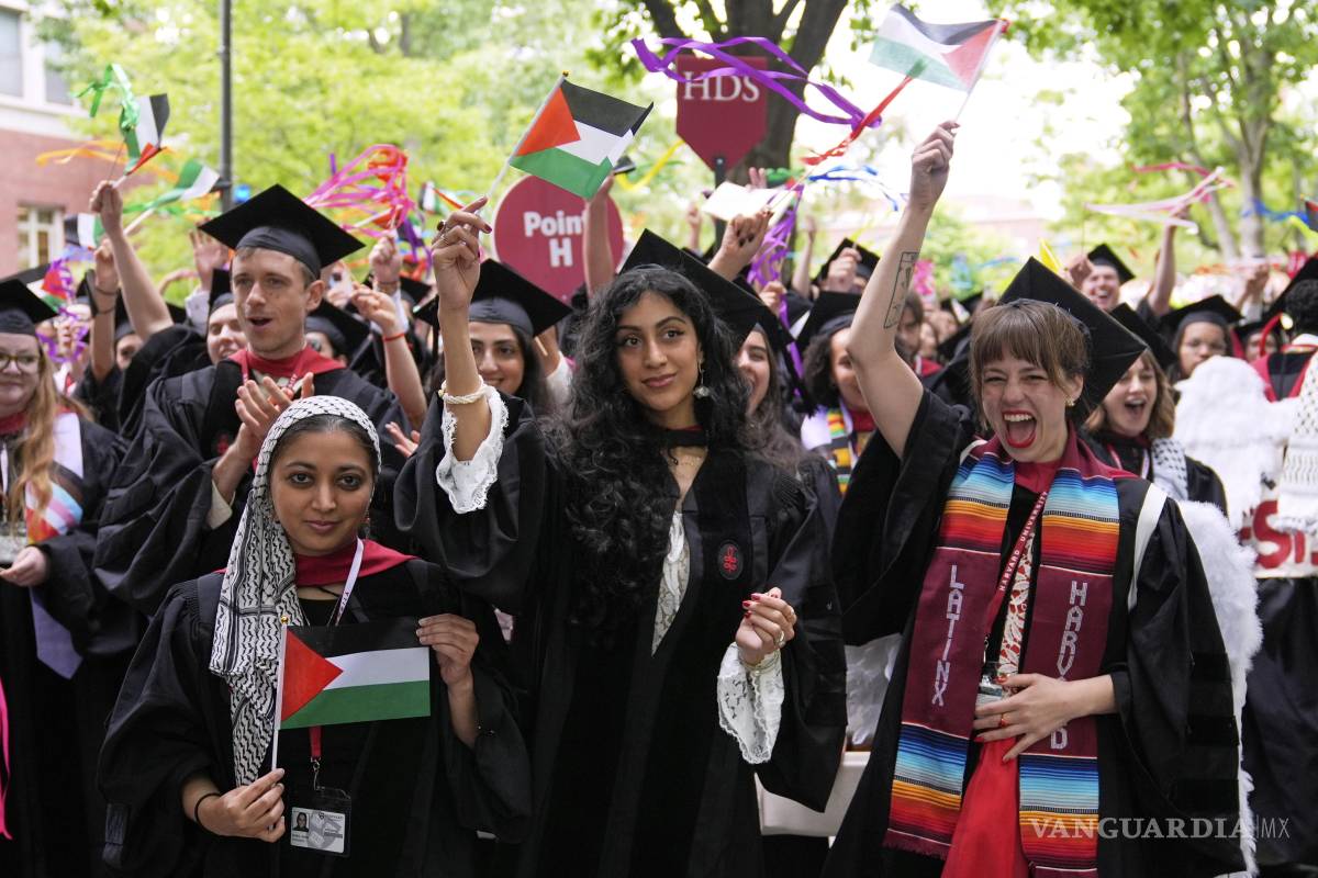 $!Graduados ondean banderas palestinas durante la ceremonia de graduación en la Universidad de Harvard en Cambridge, Massachusetts.