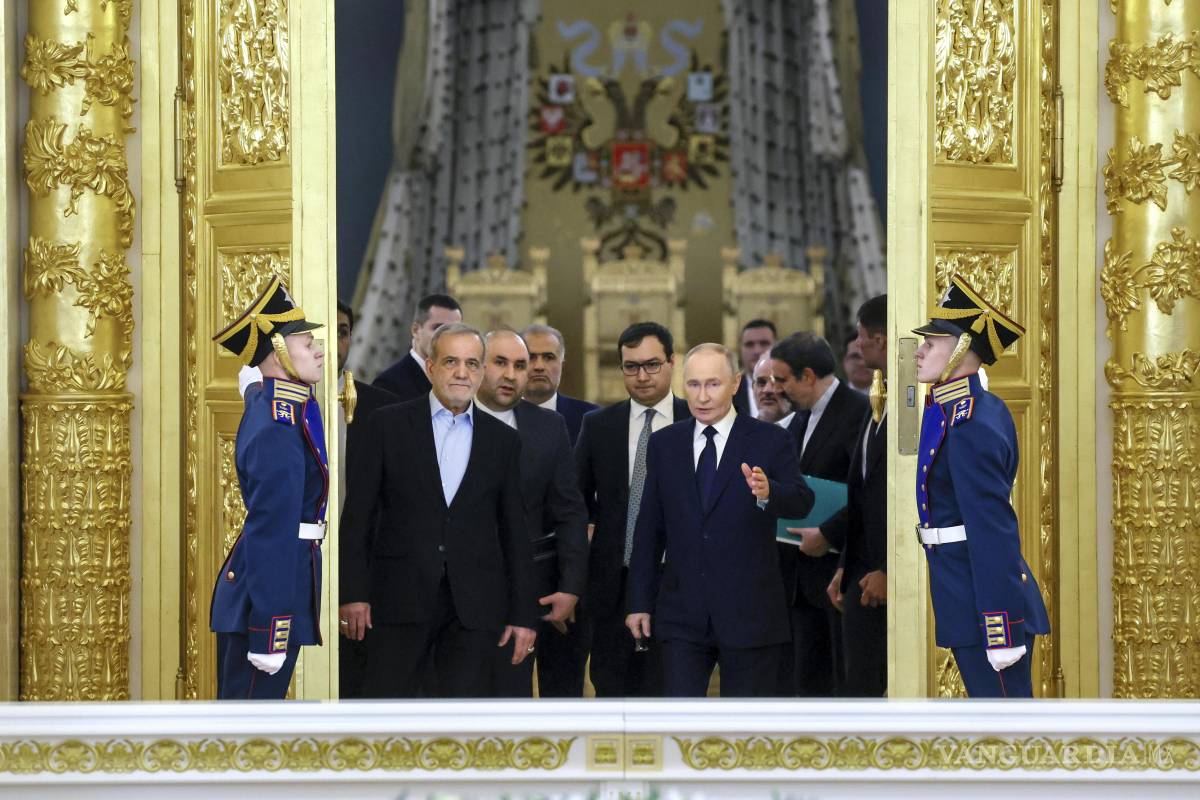 $!El presidente iraní Masoud Pezeshkian,y el presidente ruso Vladimir Putin llegan a una ceremonia de firma tras las conversaciones en el Kremlin en Moscú, Rusia.
