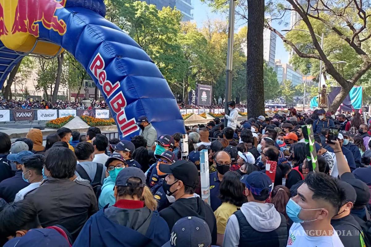 $!Como se esperaba, la gente se dio cita en el Show Run de Red Bull, en donde el principal atractivo es la exhibición de Sergio Checo Pérez corriendo su RB7. El evento que se lleva a cabo en Paseo de la Reforma. Agencia EL UNIVERSAL/Agustín Chávez/RDB