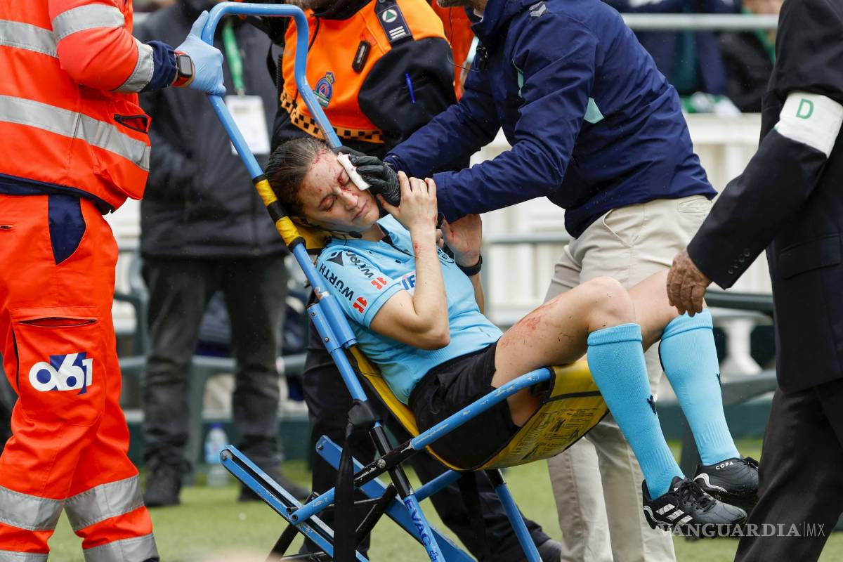 ¡Horror en LaLiga de España! Árbitra es llevada de emergencia al hospital tras desangrarse luego de chocar con una cámara