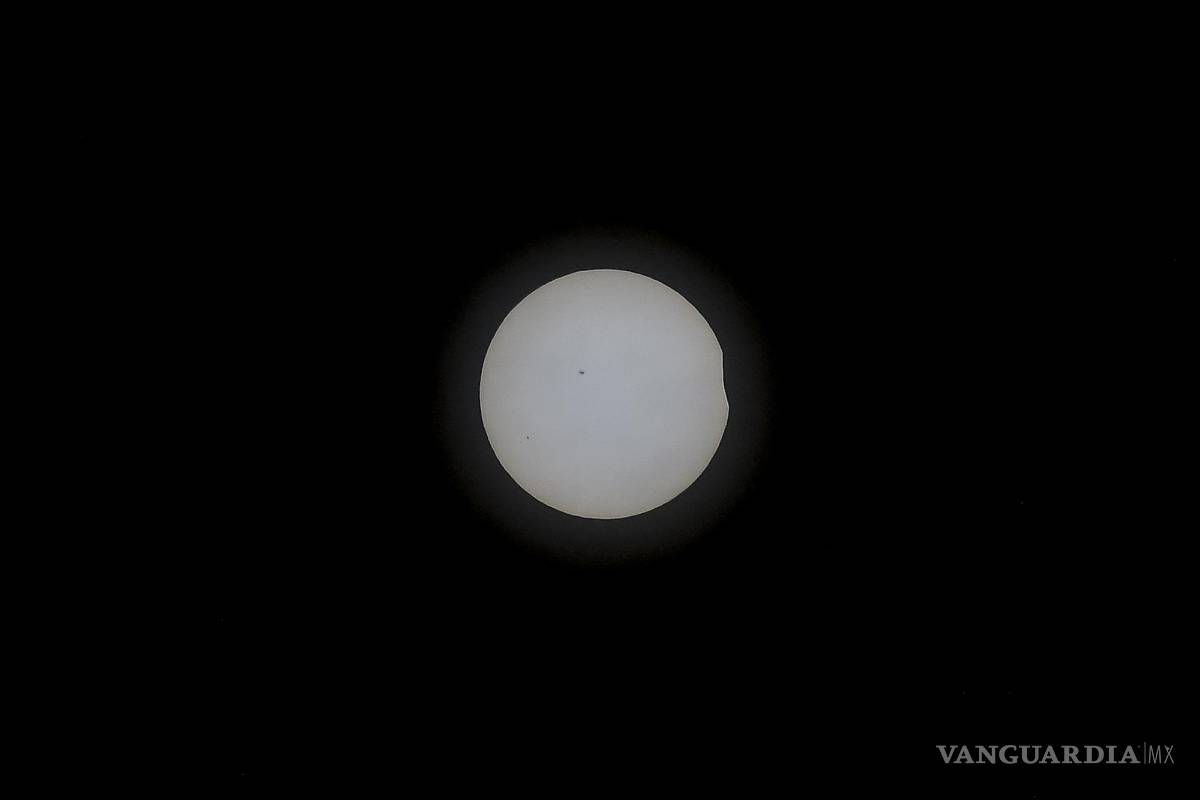 Así cautiva, maravilla y asombra el eclipse solar desde Mazatlán hasta la isla de Terranova (fotos)