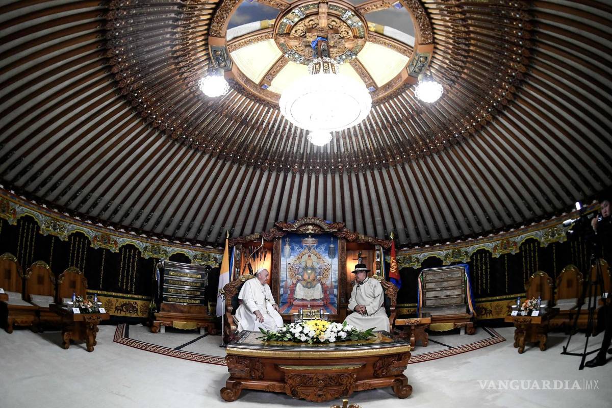 $!El Papa Francisco (i) durante una reunión con el presidente mongol, Ukhnaagiin Khurelsukh (der.), en una visita de cortesía al Palacio de Estado en Ulán Bator.