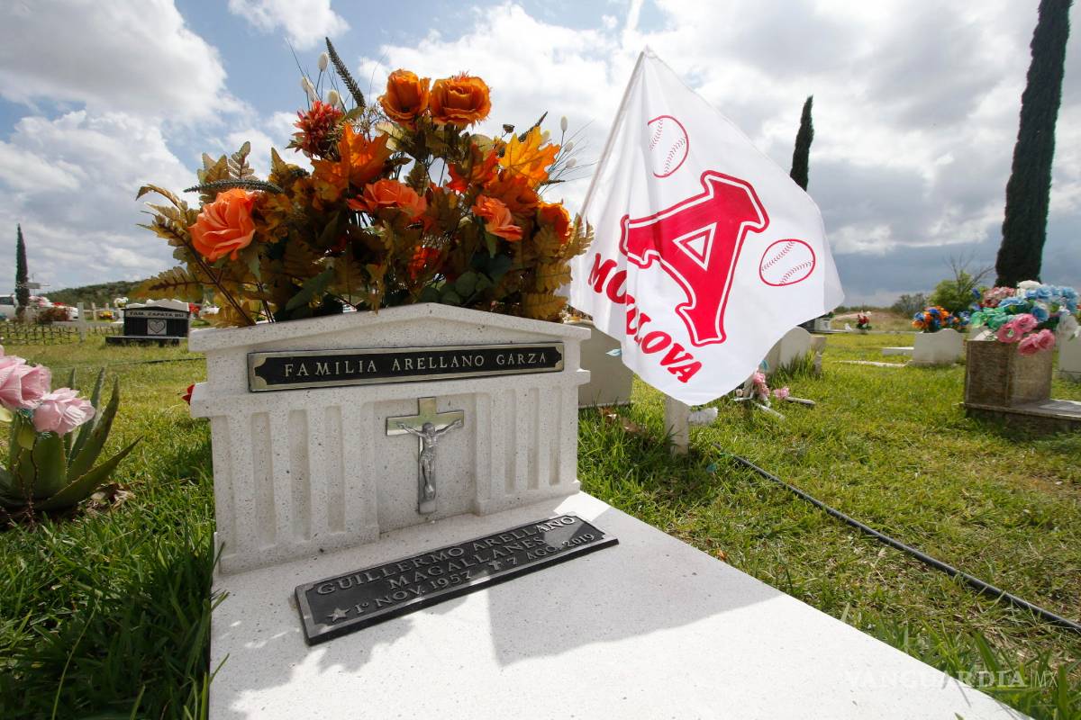 Fanáticos de Acereros de Monclova festejan hasta en el panteón