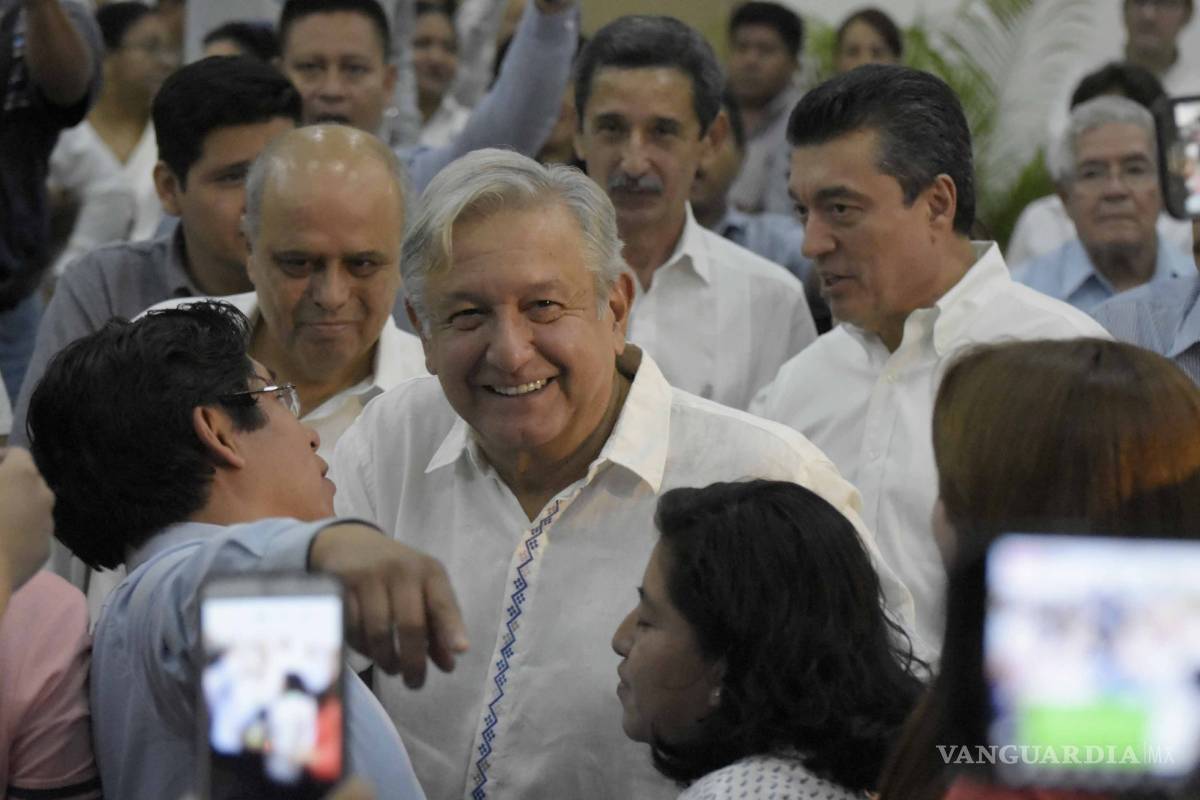 AMLO pide a maestros diálogo y cero ausentismo