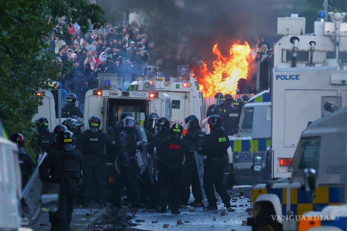 $!La policía intenta dispersar a los manifestantes cerca de Newtownabbey, en Belfast, Irlanda del Norte, el miércoles 10 de junio, tras el apuñalamiento a un hombre.