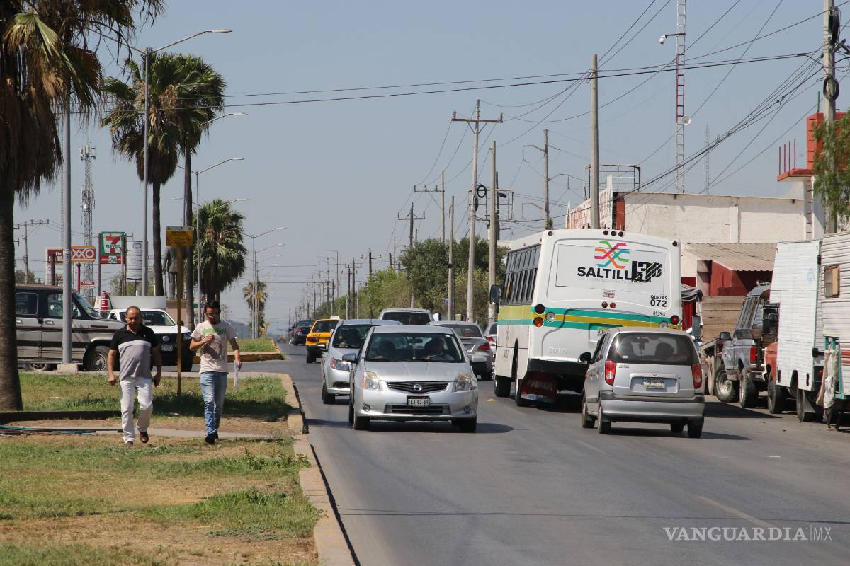 $!Fiesta patronal ahoga tráfico en el bulevar Isidro López de Saltillo