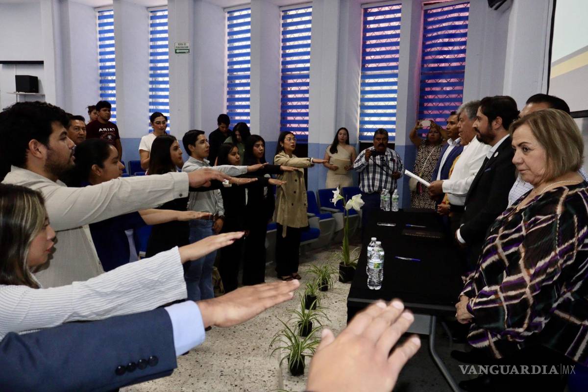 $!Durante la ceremonia se realizó la toma de protesta del Capítulo Universitario del Colegio de Economistas.