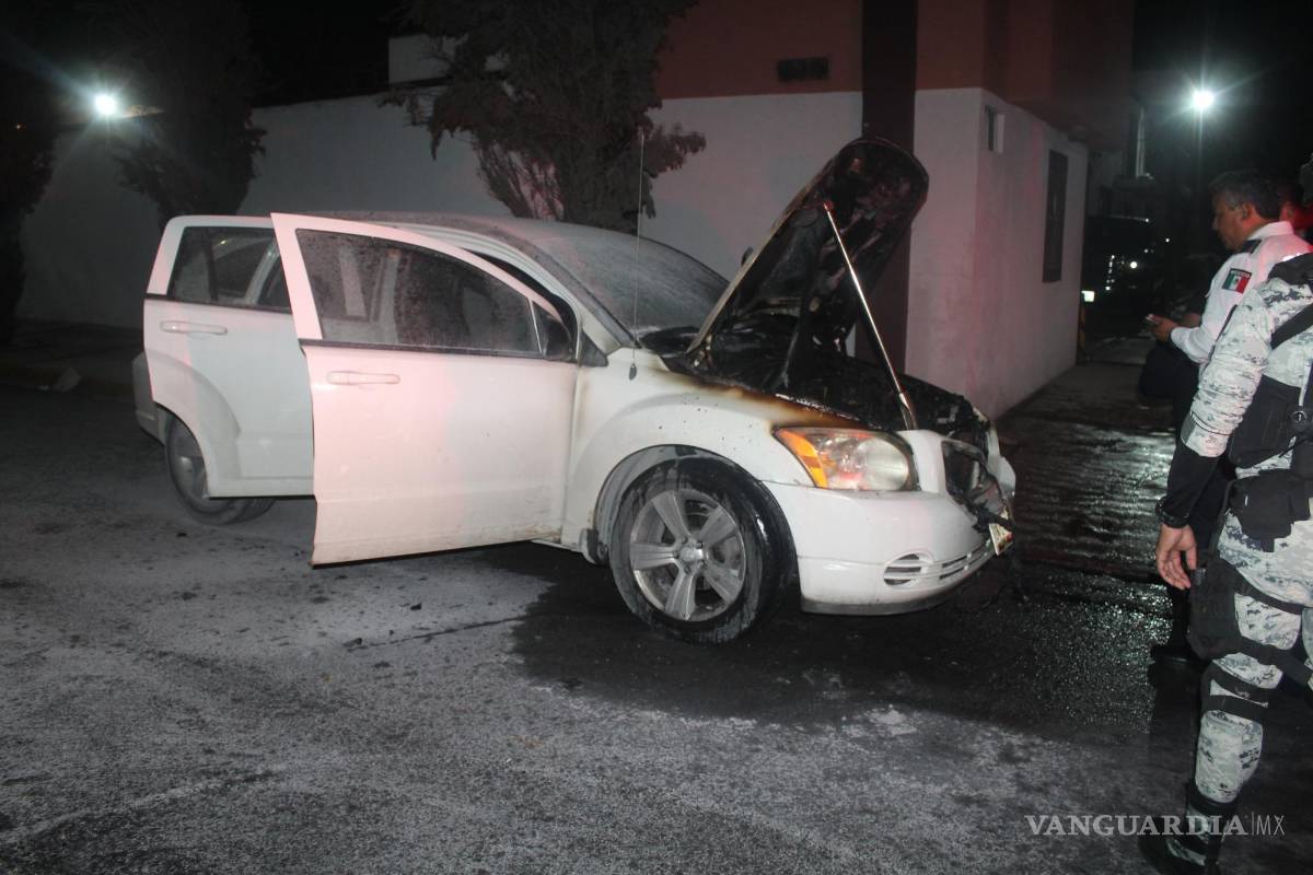 Se incendia su auto mientras conducía por calles de Saltillo