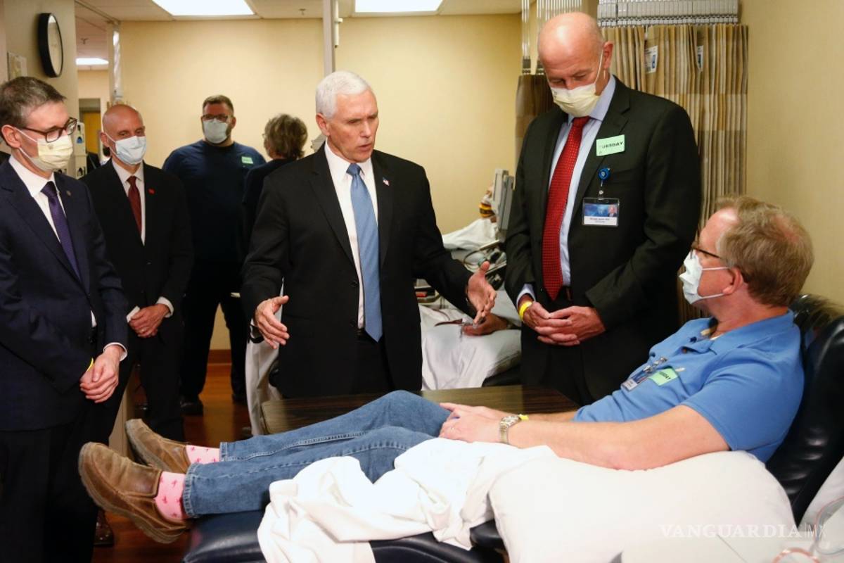 Mike Pence recibe críticas por no usar cubre bocas y saludar a una persona que tuvo el COVID-19