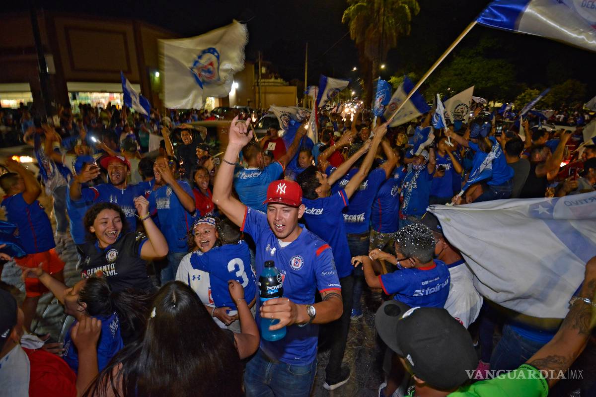$!Los festejos por Cruz Azul llegaron a Saltillo
