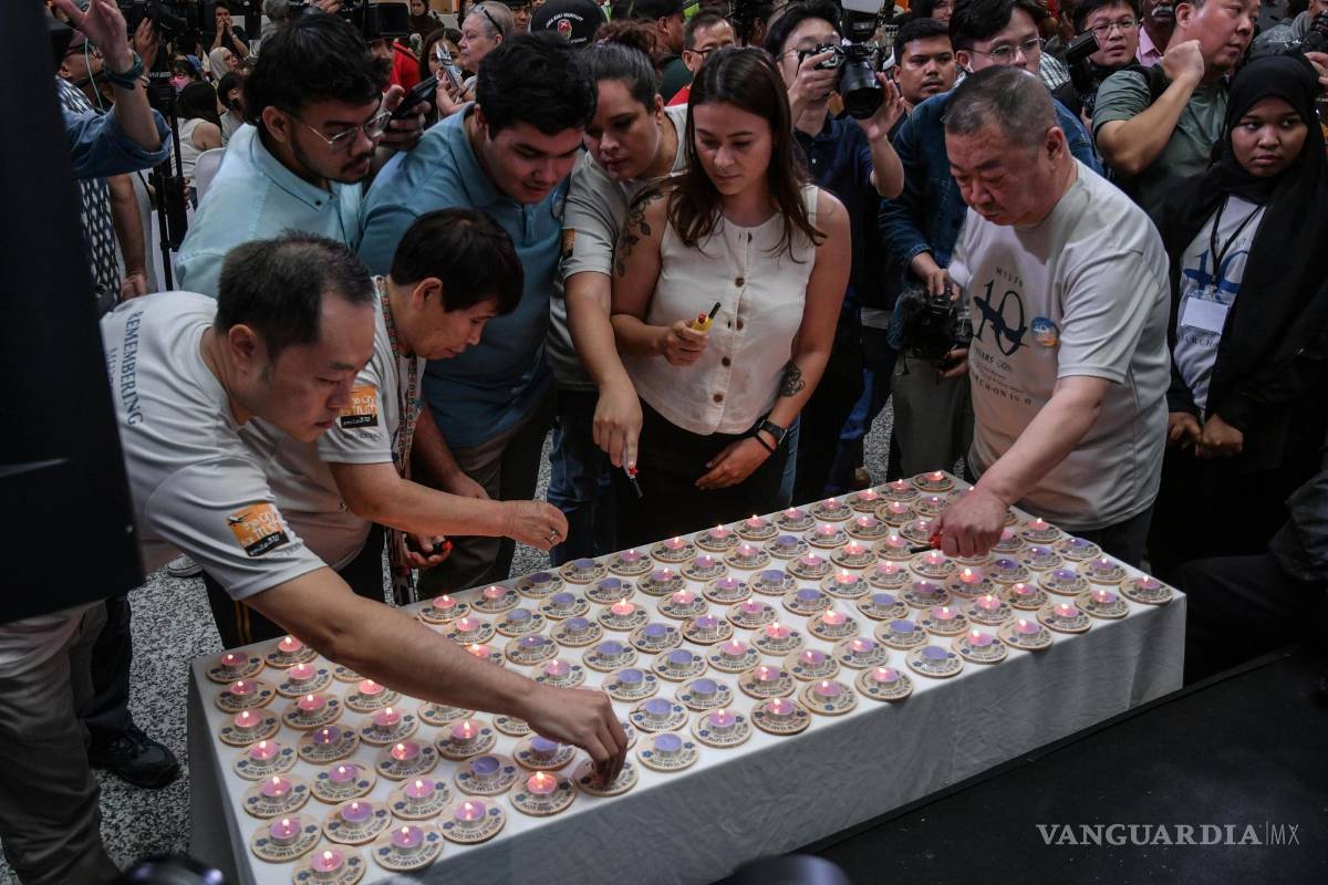 $!Familiares de los pasajeros y la tripulación a bordo del vuelo MH370 encienden 239 velas en señal de 239 pasajeros y tripulación desaparecidos en Subang Jaya.