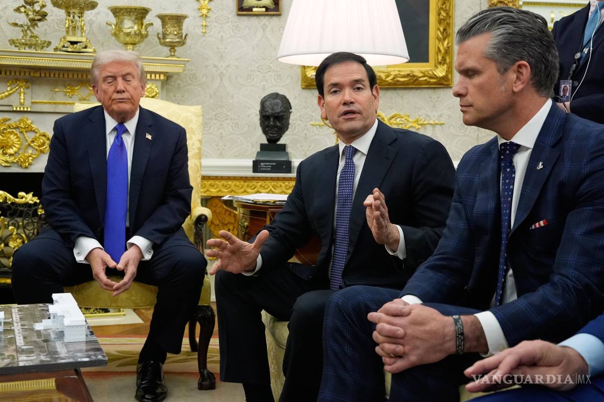 $!El presidente Donald Trump y el secretario de Defensa, Pete Hegseth, escuchan al secretario de Estado, Marco Rubio, en la Casa Blanca.