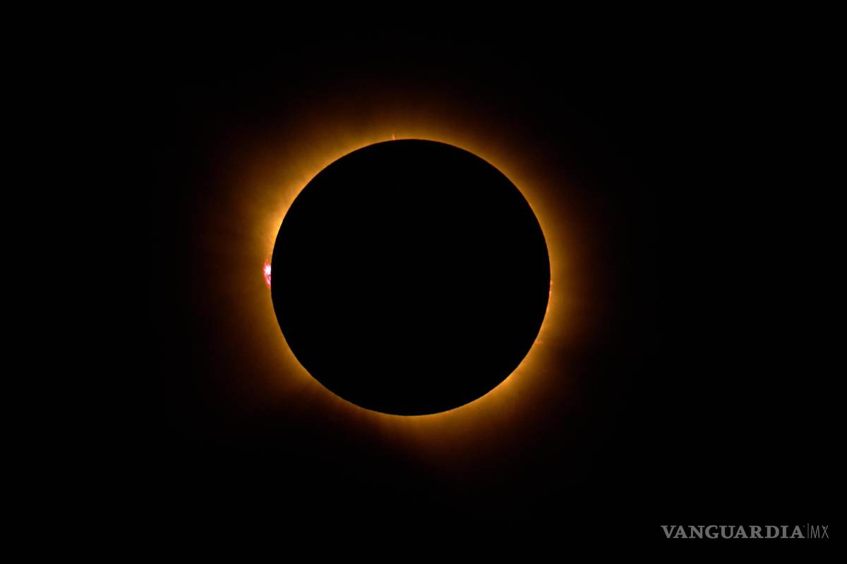 $!La luna cubre el sol durante un eclipse solar total en Palencia, España, el miércoles 12 de agosto de 2026.