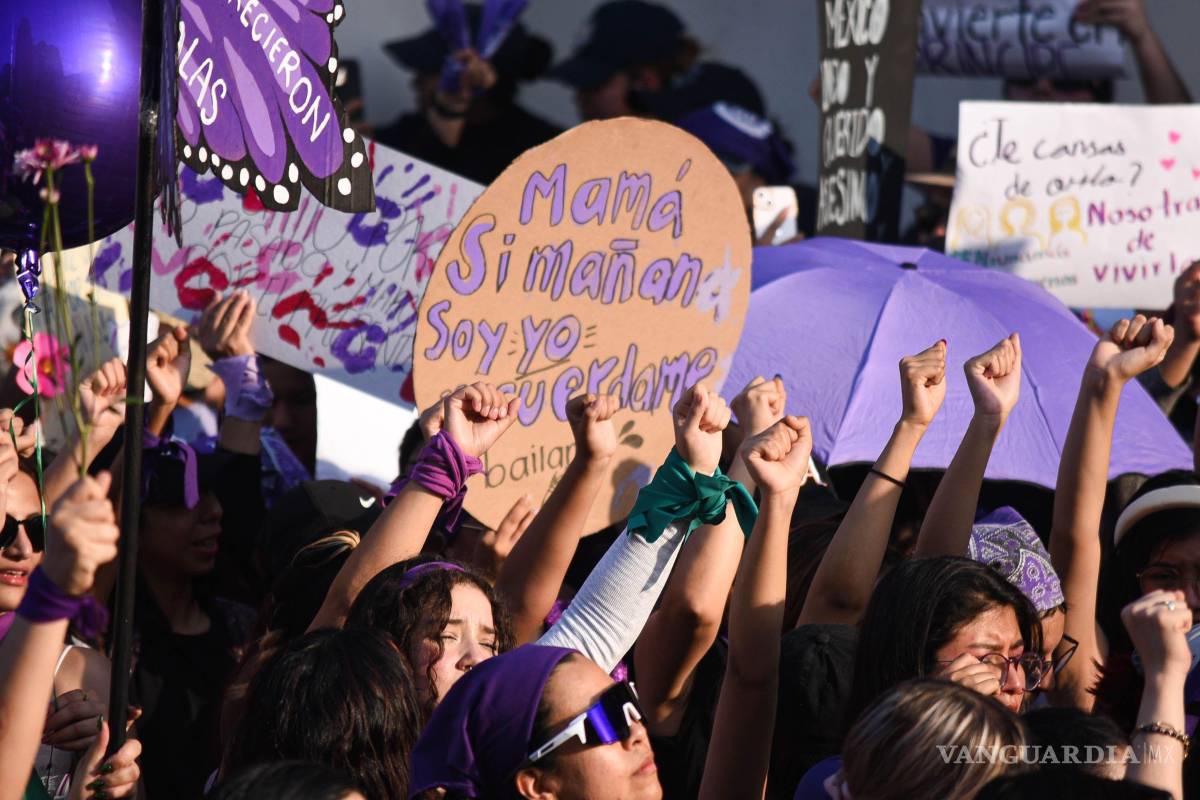 $!XALAPA, VERACRUZ, 08 MARZO 2025.- Con pintas y tendederos que exponen a presuntos violentadores, así protestaron las feministas en Xalapa por el Día Internacional de la Mujer 8M.