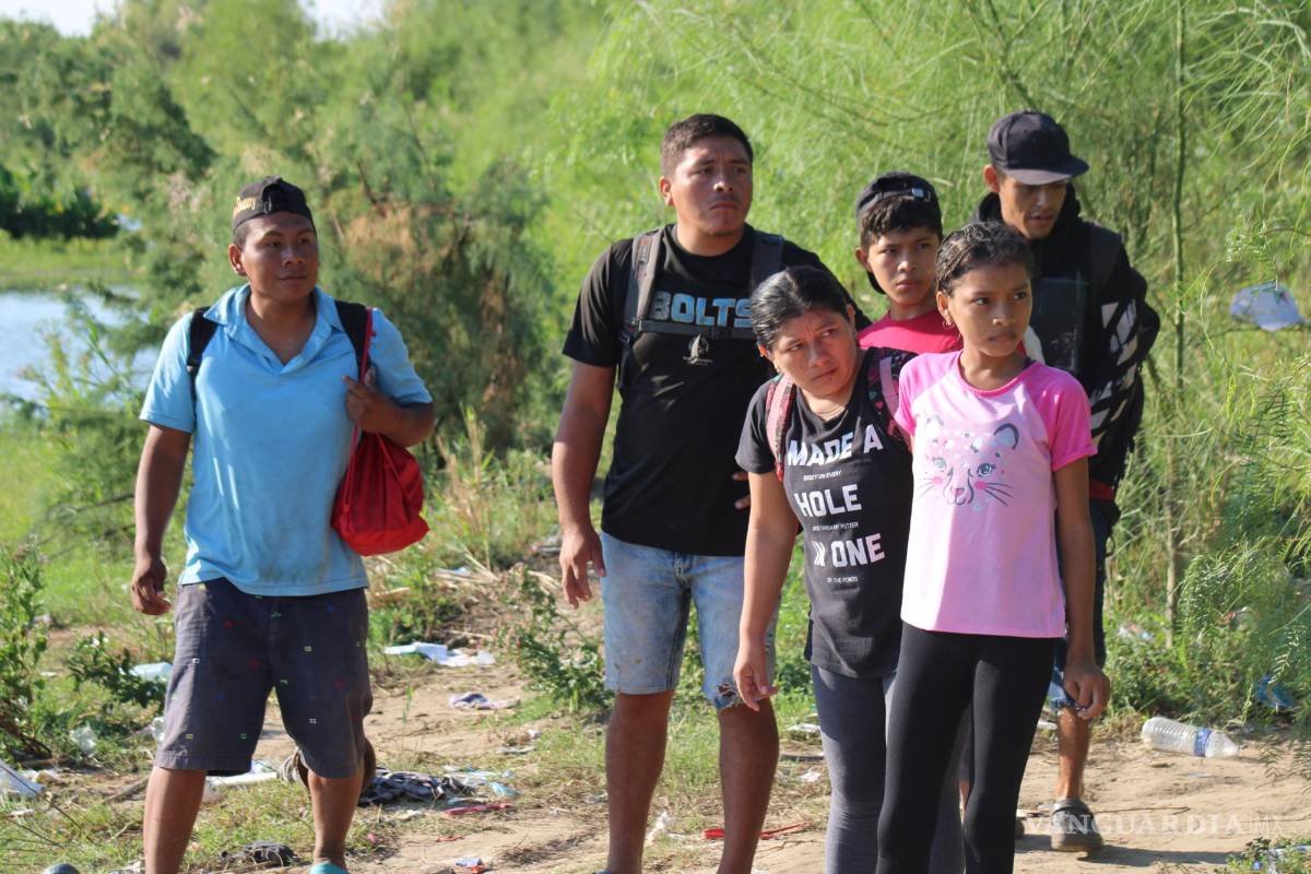 $!Un grupo de migrantes venezolanos llegan al borde del río Bravo del lado de Piedras Negras, mientras miran que el ‘sueño’ está a unos metros.