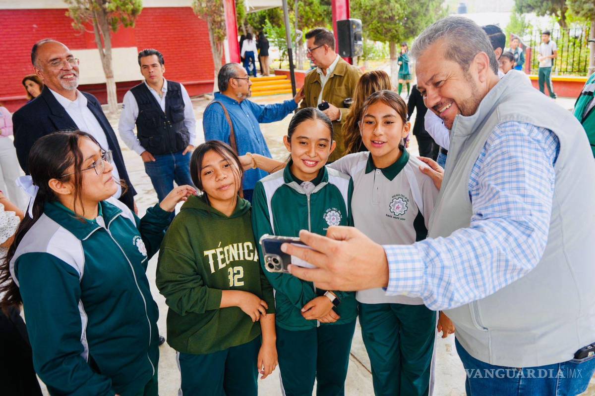 $!En la secundaria se entregaron casi 850 paquetes de útiles escolares y morrales con cuadernos para alumnos de ambos turnos.