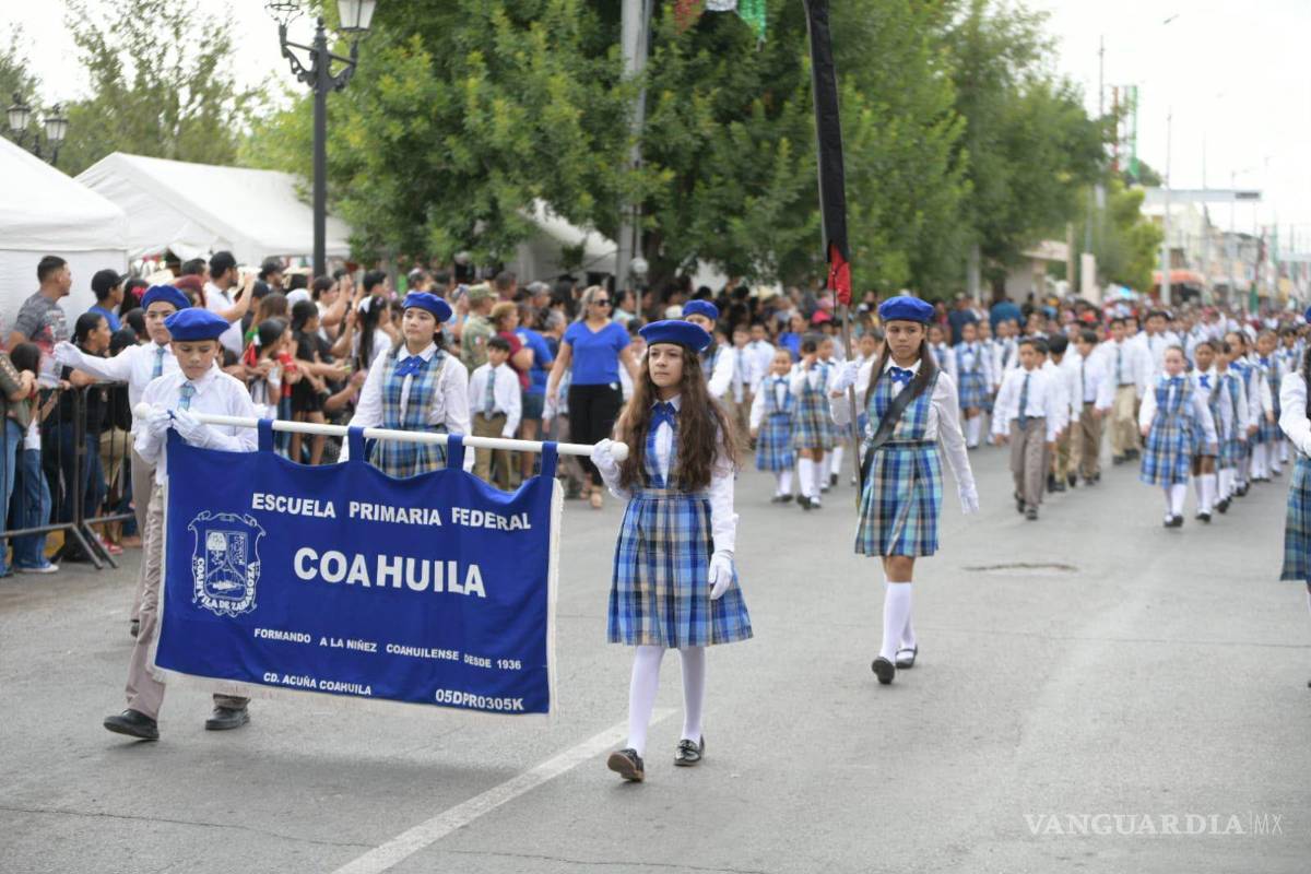 $!Más de 1,800 participantes de instituciones educativas, fuerzas de seguridad y cuerpos de rescate recorrieron la calle Guerrero en el tradicional desfile del 16 de septiembre.